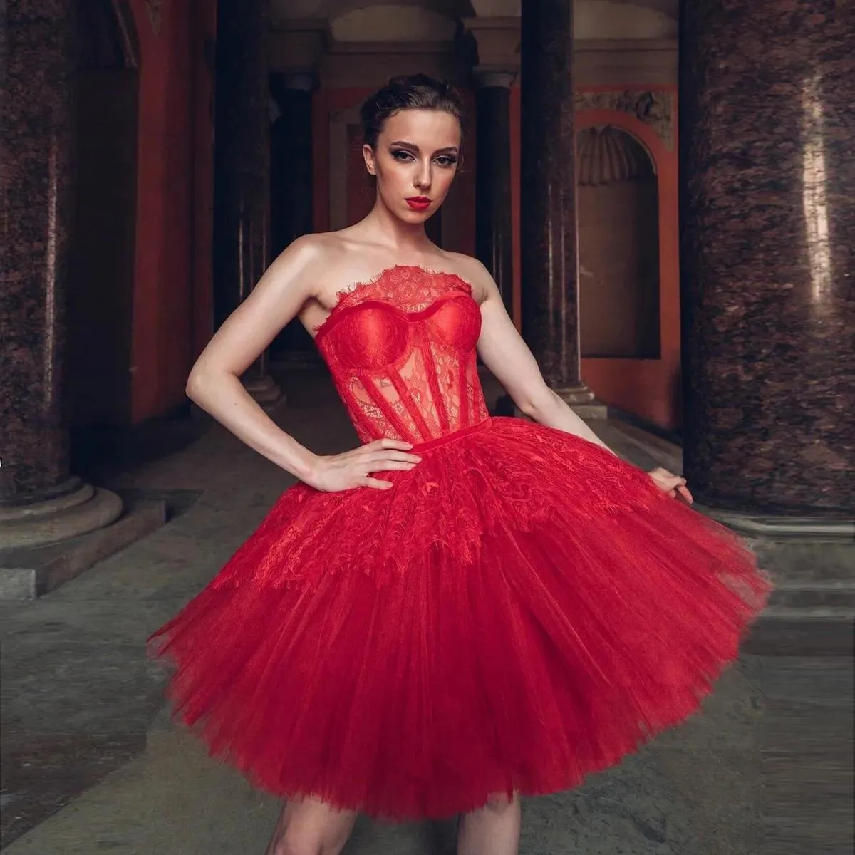 Abito da ballo rosso da donna grazioso abiti da festa corti abiti da cerimonia senza spalline in tulle gonfio e pizzo abito da b