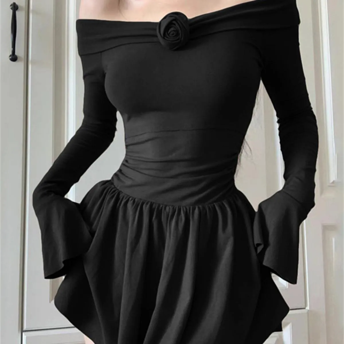 Mini abito floreale nero con volant Abito da donna con spalle scoperte a maniche lunghe Slim Fashion Abito patchwork senza