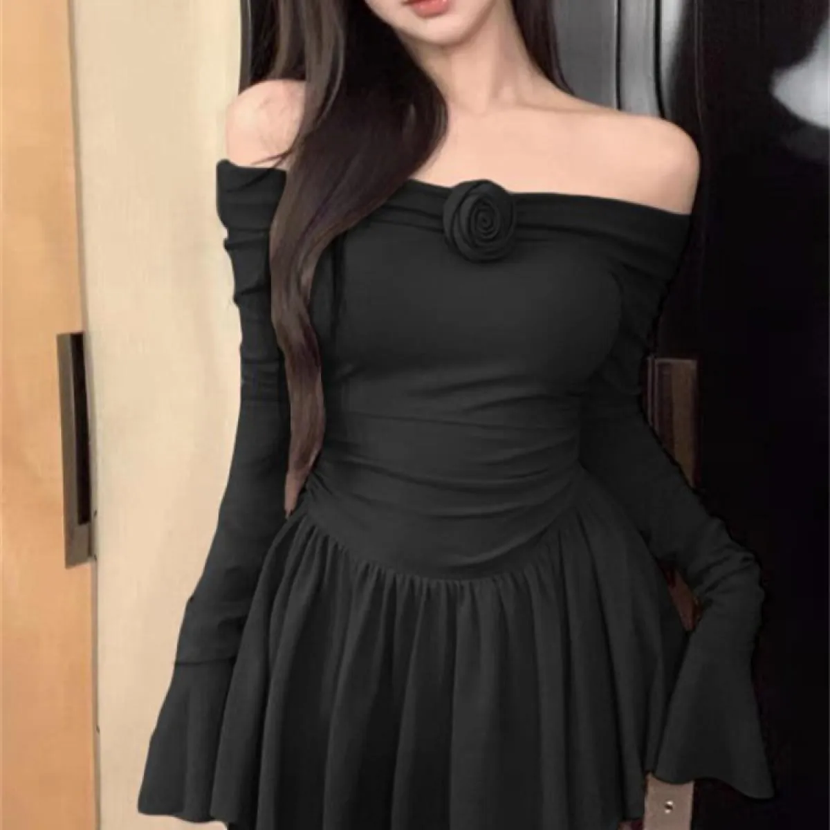 Mini abito floreale nero con volant Abito da donna con spalle scoperte a maniche lunghe Slim Fashion Abito patchwork senza