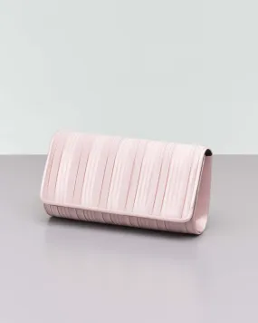 Pochette a busta rosa cipria in raso plissè con patta di chiusura e tracolla catena dorata